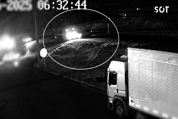 Câmera flagra momento exato de colisão entre SUV e caminhão na BR-277 em Santa Tereza do Oeste