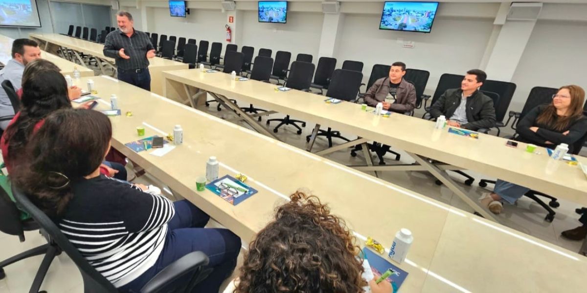 Acic compartilha experiências com comitiva de três municípios