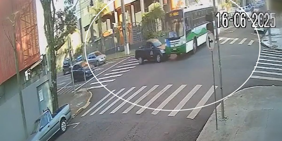 Forte colisão de trânsito entre ônibus e carro é registrada na Rua Juscelino Kubitschek em Cascavel