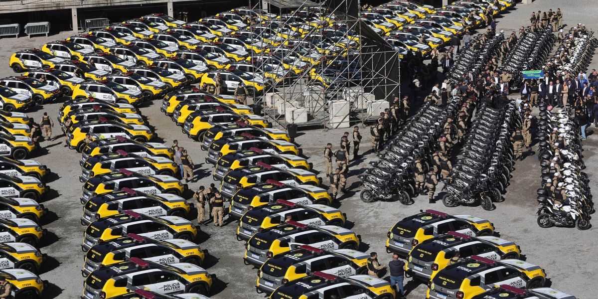 Investimento de R$ 63 milhões: Ratinho Junior entrega 431 motos e viaturas para a PMPR