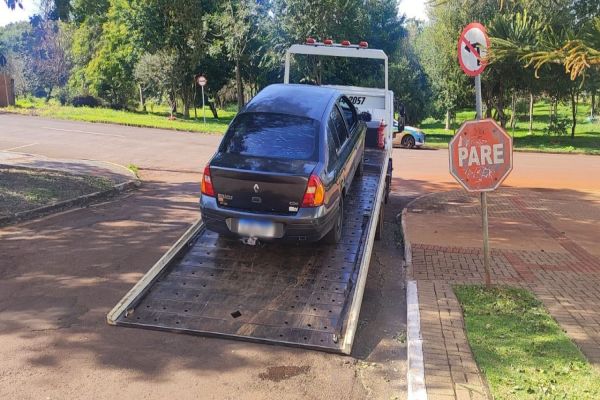 Imagem referente a notícia: Transporte irregular de crianças é flagrado em frente a escola de Cascavel