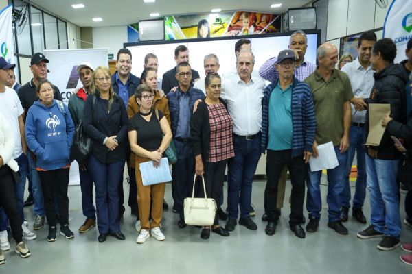 Imagem referente a notícia: Prefeitura de Cascavel e COHAPAR formalizam doação de áreas para regularização fundiária