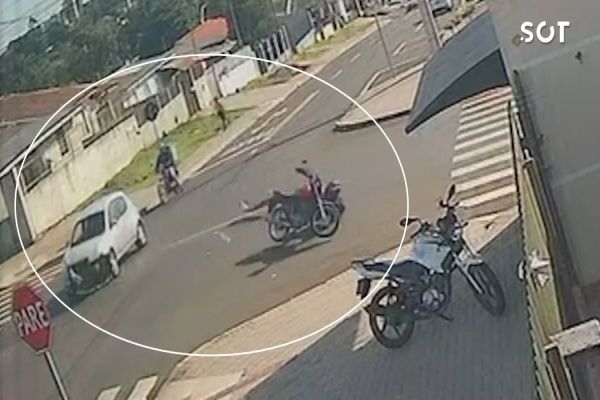 Imagem referente a notícia: Imagens mostram motociclista sendo arremessado após carro cruzar preferencial no Bairro Periolo em Cascavel