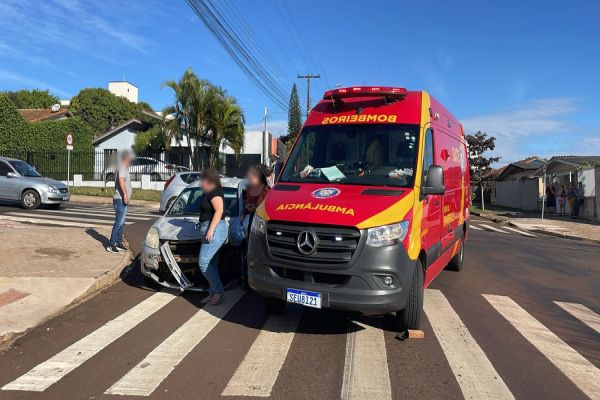 Imagem referente a notícia: Motociclista fica ferido em colisão no cruzamento das ruas Ipanema e Florêncio Galafassi no Bairro Periolo