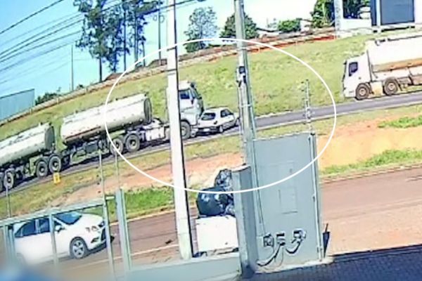 Imagem referente a notícia: Carro cai em canaleta após colidir e ser arrastado por caminhão na BR-277 em Cascavel