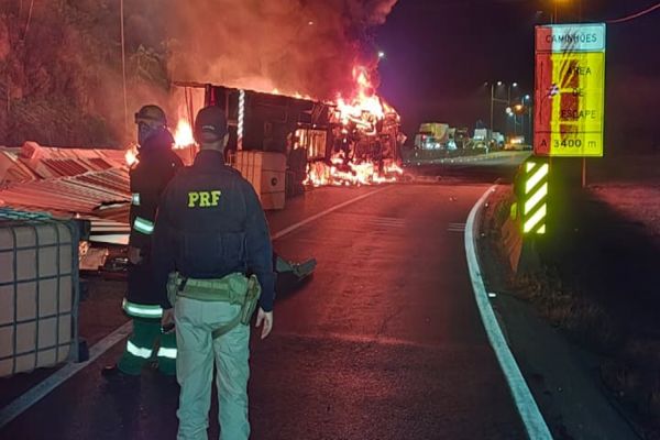 Imagem referente a notícia: Caminhão tomba, pega fogo e deixa motorista morto na BR-376 em Guaratuba