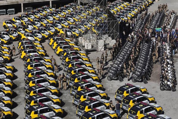 Imagem referente a notícia: Investimento de R$ 63 milhões: Ratinho Junior entrega 431 motos e viaturas para a PMPR