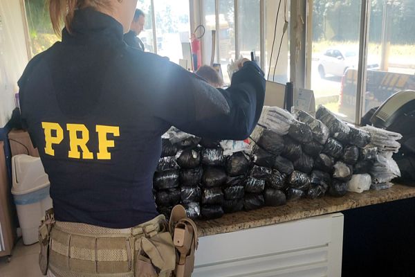 Ação conjunta entre PRF e Receita Federal resulta na apreensão de 295 celulares na BR-277, em Céu Azul