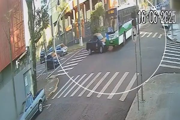 Forte colisão de trânsito entre ônibus e carro é registrada na Rua Juscelino Kubitschek em Cascavel