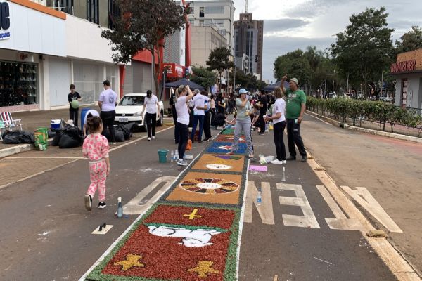 Imagem referente a notícia: Rua vira altar! Fieis tomam Cascavel em tapetes coloridos para celebrar Corpus Christi