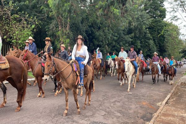 Imagem referente a notícia: Cavalos Invadem o Centro de Cascavel em espetáculo de solidariedade!