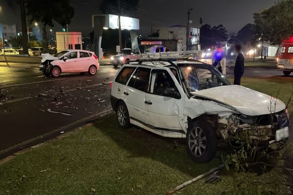 Imagem referente a notícia: Duas pessoas ficam feridas em forte colisão na Avenida Tancredo Neves em, Cascavel