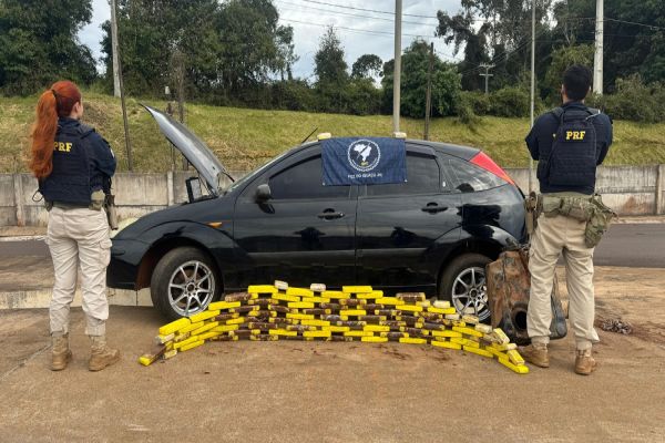 Imagem referente a notícia: Homem com tornozeleira é flagrado com 48 kg de maconha em carro guinchado na BR-277 no oeste do Paraná