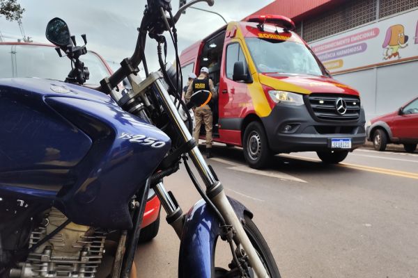 Imagem referente a notícia: Motociclista fica ferido após forte colisão em frente ao Zoológico de Cascavel