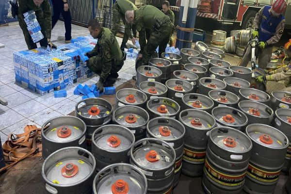 Imagem referente a notícia: Carga milionária de celulares é localizada dentro de barris de chopp vazios na BR-277 em Cascavel