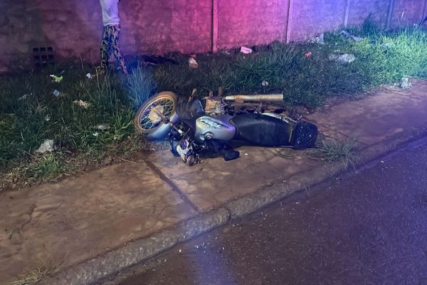 Motociclista sofre fratura exposta após forte colisão de trânsito no Bairro Pioneiros Catarinense, em Cascavel