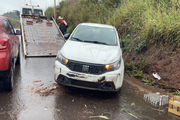 Imagem referente a notícia: Veículo colide contra barranco após rodar na pista na BR-163 em Cascavel