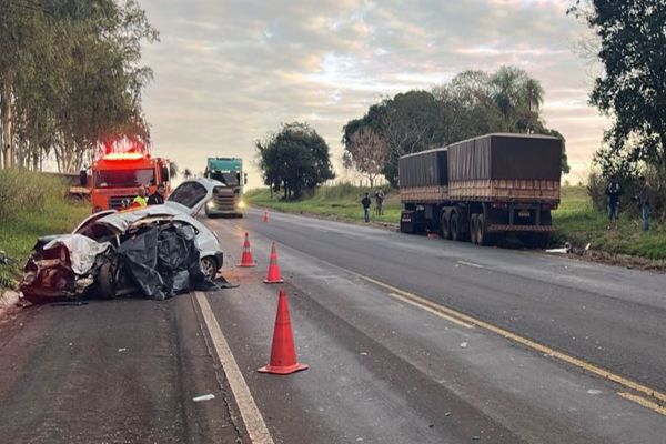 Imagem referente a notícia: Jovem morre em colisão frontal com bitrem na BR-376, no noroeste do Paraná