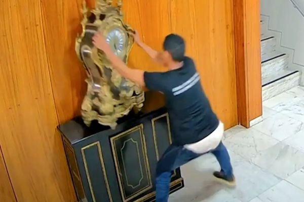 Imagem referente a notícia: Moraes manda prender homem que quebrou relógio histórico do Planalto