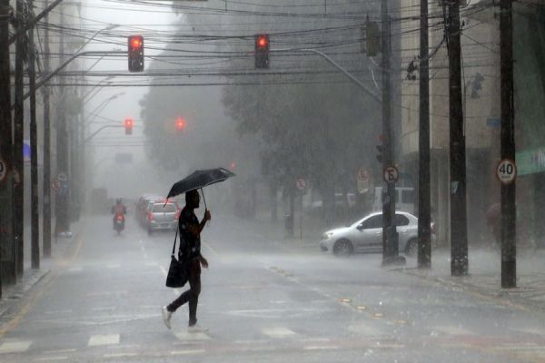Imagem referente a notícia: Tempestades e baixas temperaturas: nova frente fria causará mudanças bruscas a partir de domingo