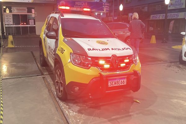 Imagem referente a notícia: Briga entre moradores de rua termina em assassinato brutal com vaso de planta em posto de combustíveis; Acusados são presos!