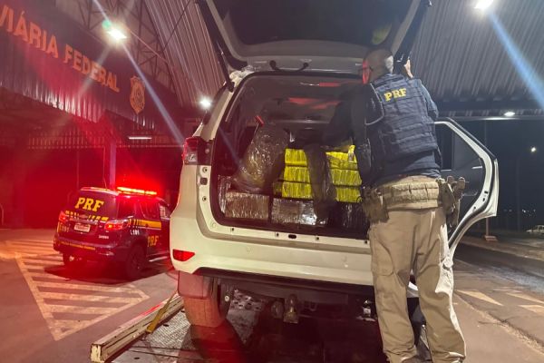 Fuga alucinante termina em colisão e apreensão de droga no oeste do Paraná.