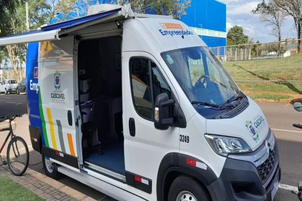 Van Itinerante da Sala do Empreendedor atende em frente à AMIC PR todas as terças-feiras