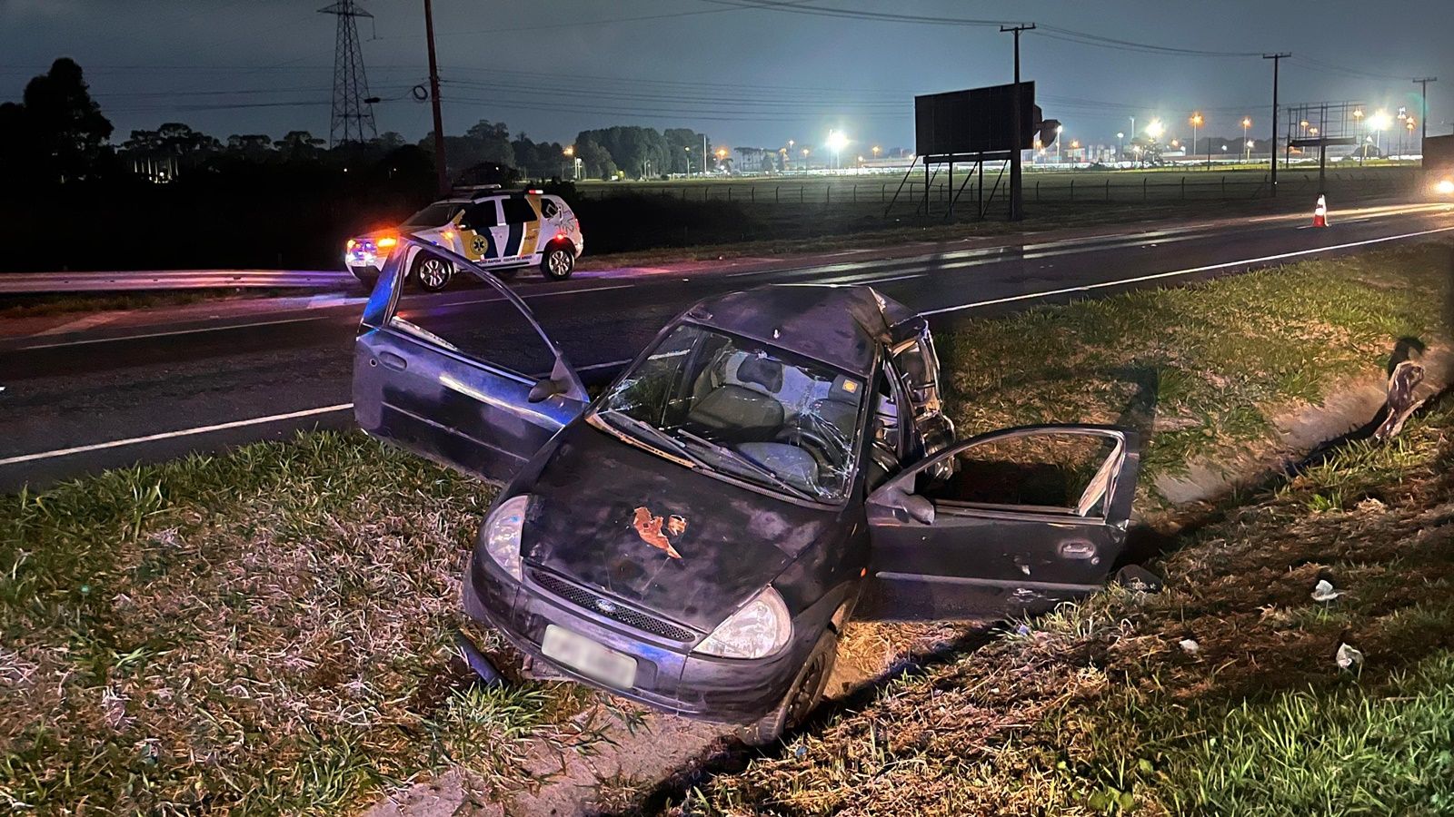 Condutor morre e passageiro fica ferido após forte colisão entre carro e caminhão na BR-277 em São José dos Pinhais