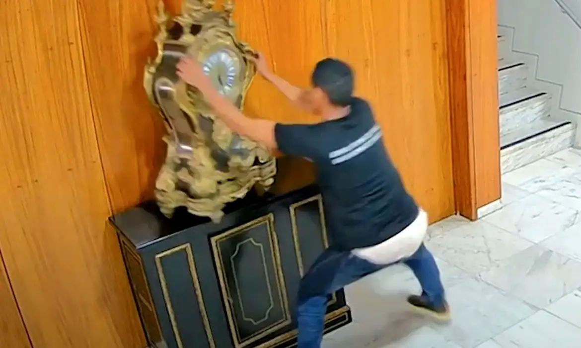 Moraes manda prender homem que quebrou relógio histórico do Planalto