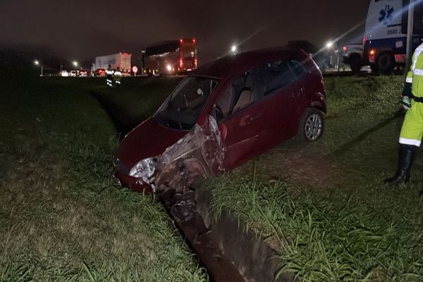 Imagem referente a notícia: Carro invade pista contrária e colide com carreta na BR-277, em Cascavel
