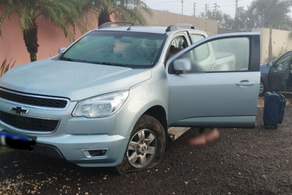 Imagem referente a notícia: Condutora embriagada colide em caminhão estacionado e tenta fugir do local em Cascavel