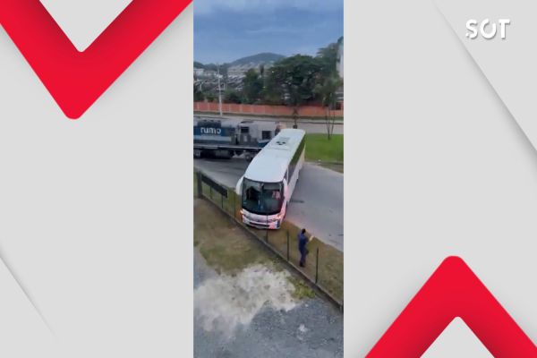 Imagem referente a notícia: Ônibus é atingido por trem ao ficar parado sobre trilho em Joinville