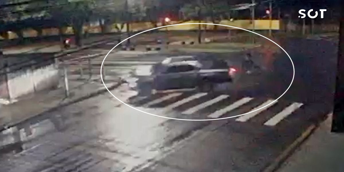 Caminhonete capota após colisão com moto no Bairro São Cristóvão, em Cascavel