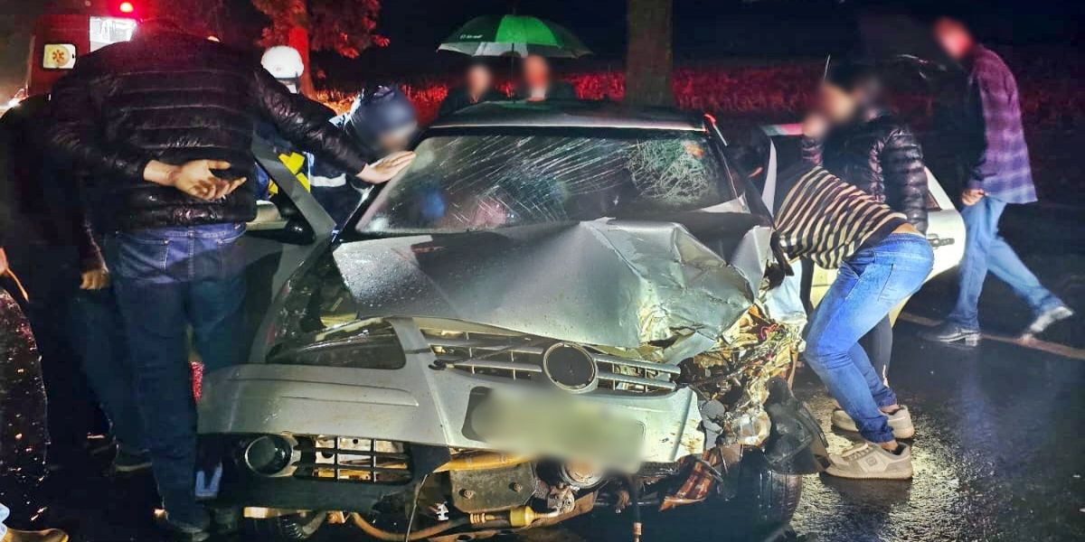 Colisão entre carro e caminhão deixa um ferido na PR-182, em Maripá