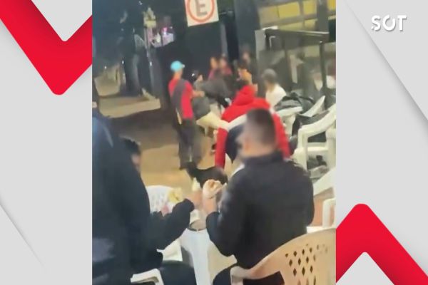 Imagem referente a notícia: Briga em trailer de lanches termina com jovem ferido por facão no Centro de Cascavel