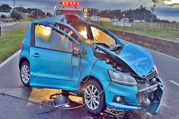 Imagem referente a notícia: Carro atinge cavalo e deixa dois homens feridos na BR-277 em Cascavel
