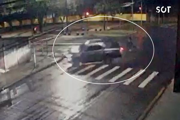 Caminhonete capota após colisão com moto no Bairro São Cristóvão, em Cascavel