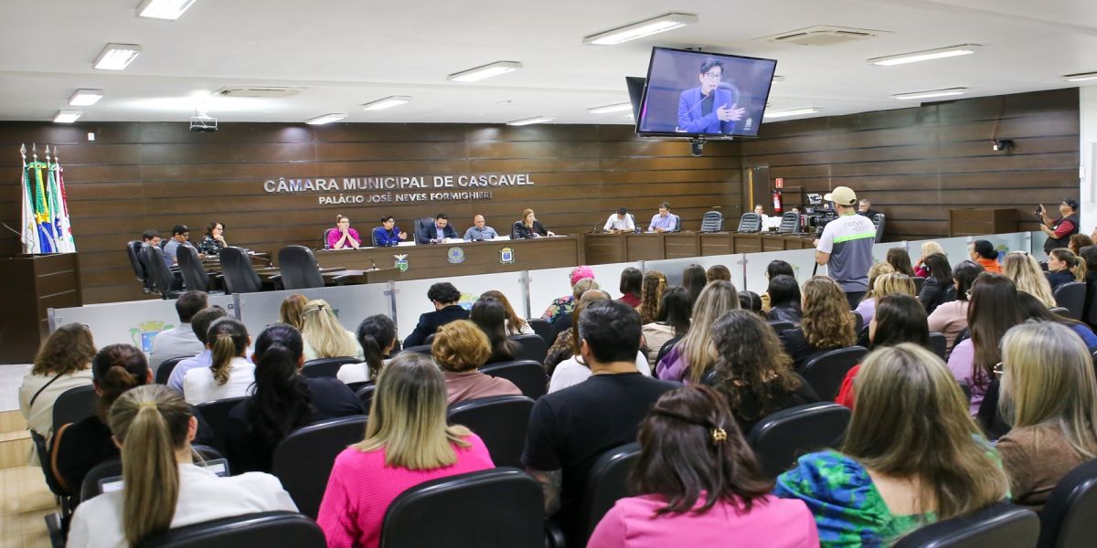 Audiência reúne profissionais de educação para debater número de alunos em sala de aula