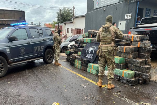 Imagem referente a notícia: PRF intercepta carreta com 3,5 toneladas de maconha em São Pedro do Iguaçu