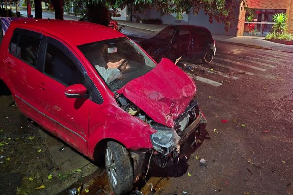 Imagem referente a notícia: Condutor foge após colisão entre dois veículos no centro de Cascavel