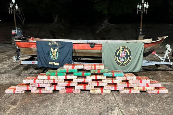 Imagem referente a notícia: BPFRON apreende embarcação com 392 kg de maconha em Santa Helena