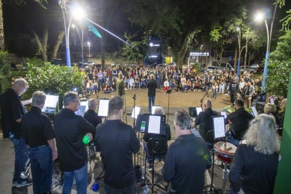 Imagem referente a notícia: Banda internacional, Metro Big Band, emociona público em Toledo