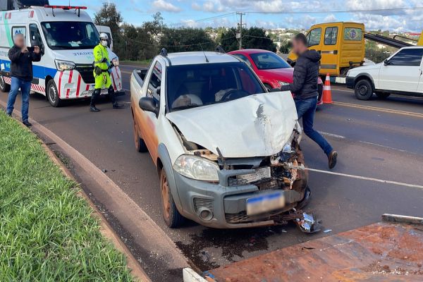 Imagem referente a notícia: Trânsito lento causa colisão entre dois veículos na BR-277 em Cascavel
