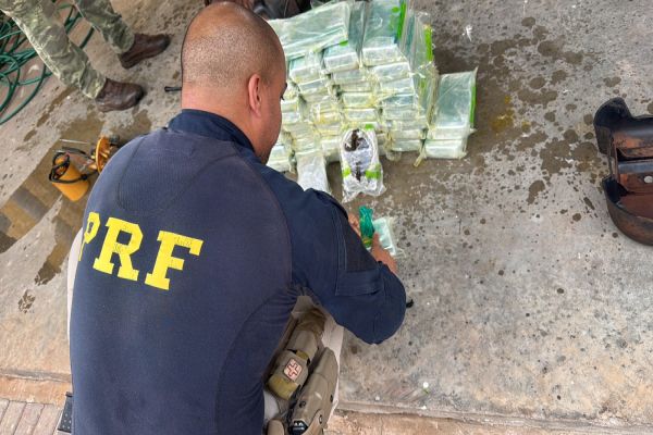 Imagem referente a notícia: PRF e BPFron apreendem quase 50 quilos de pasta base de cocaína em Alto Paraíso