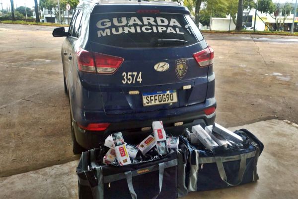 Imagem referente a notícia: Homem é flagrado  pela GM com cigarros contrabandeados na rodoviária de Cascavel