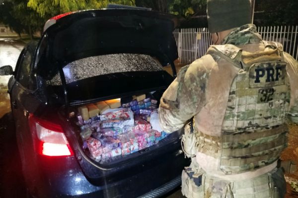 Imagem referente a notícia: PRF apreende mais de 250 kg de maconha após perseguição durante a madrugada em Cascavel
