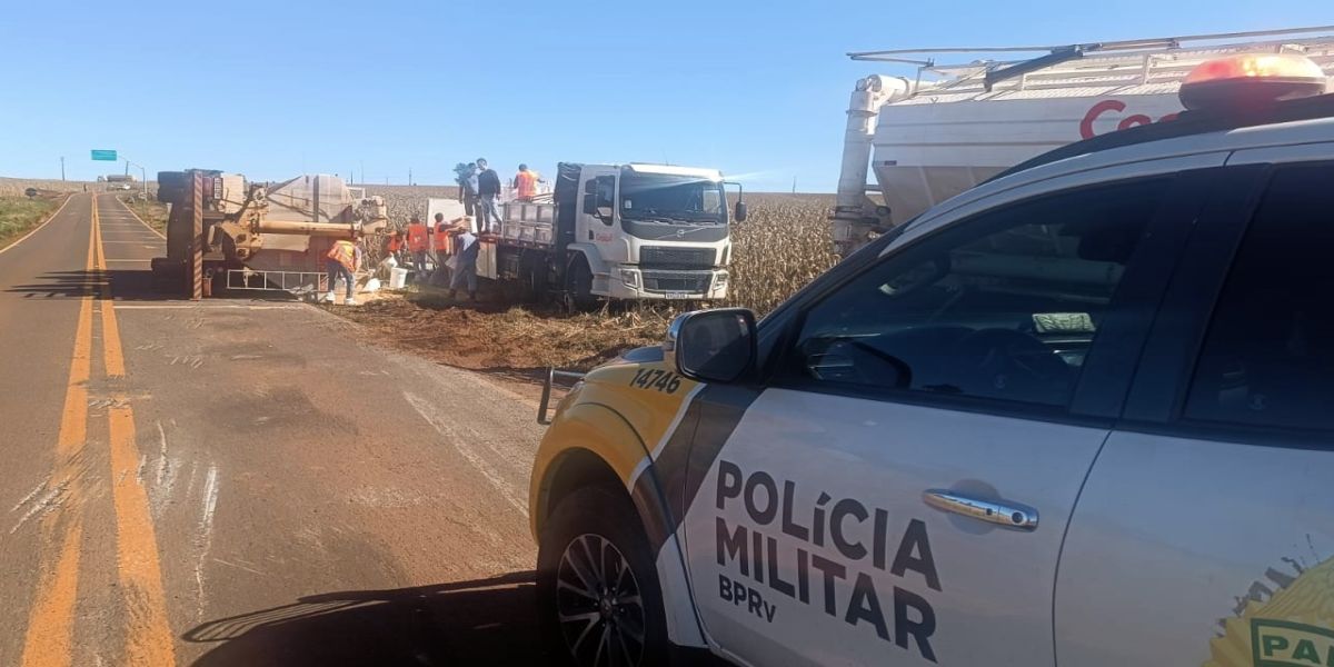 Caminhão tomba na PR-581 em Tupãssi e motorista sofre ferimentos leves