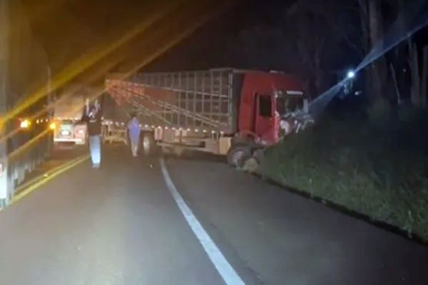 Imagem referente a notícia: Colisão frontal entre caminhão e carro deixa uma vítima fatal na BR-277 em Guaraniaçu