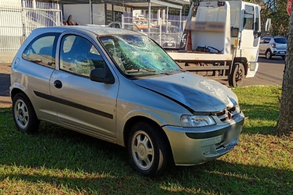 Imagem referente a notícia: Colisão frontal entre carro e moto deixa motociclista ferido no bairro Coqueiral em Cascavel