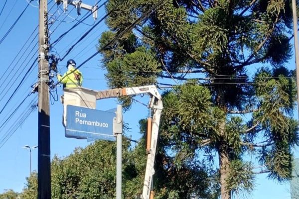 Avenida Toledo começa a receber ação para retirada de fiação irregular em Cascavel